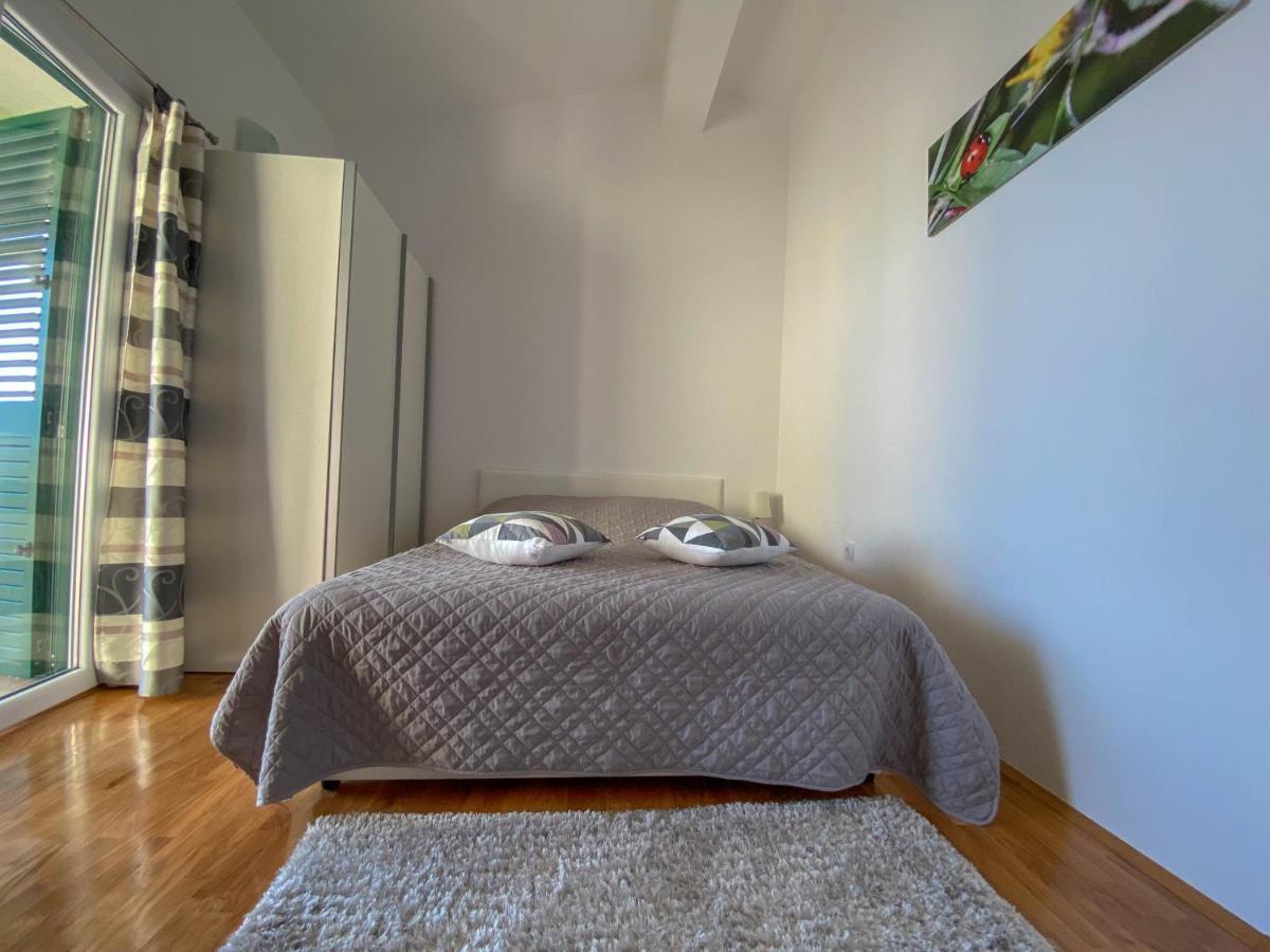 Готель Apartman Ivan Макарська Екстер'єр фото