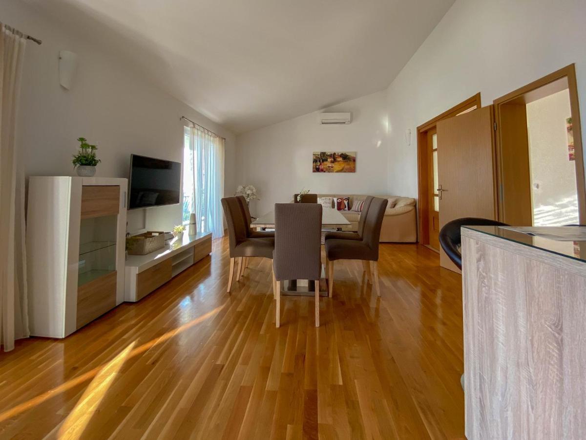 Готель Apartman Ivan Макарська Екстер'єр фото